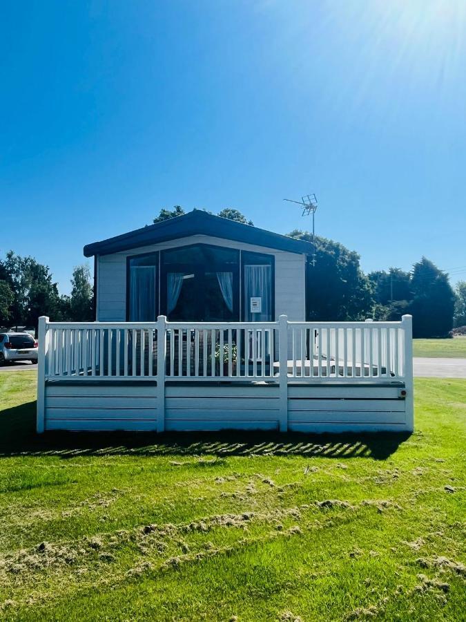 The Poplars Lodge With Hot Tub York Zewnętrze zdjęcie